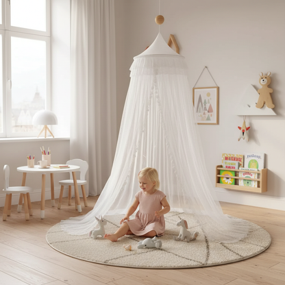 Enfant jouant sous baldaquin