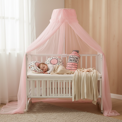 Bébé endormi sous ciel de lit rose princesse