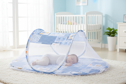 Moustiquaire bleue avec bébé à l'intérieur