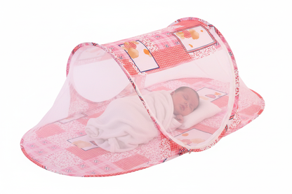 Moustiquaire rose avec bébé à l'intérieur