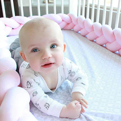 Tour de lit tressé pour chambre bébé